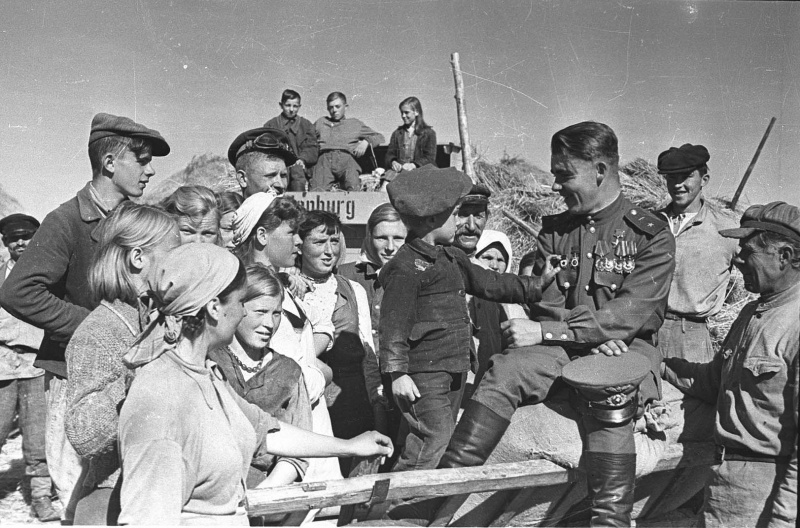 Герой Советского Союза Николай Пинчук в родном колхозе. Июла-август 1945г.