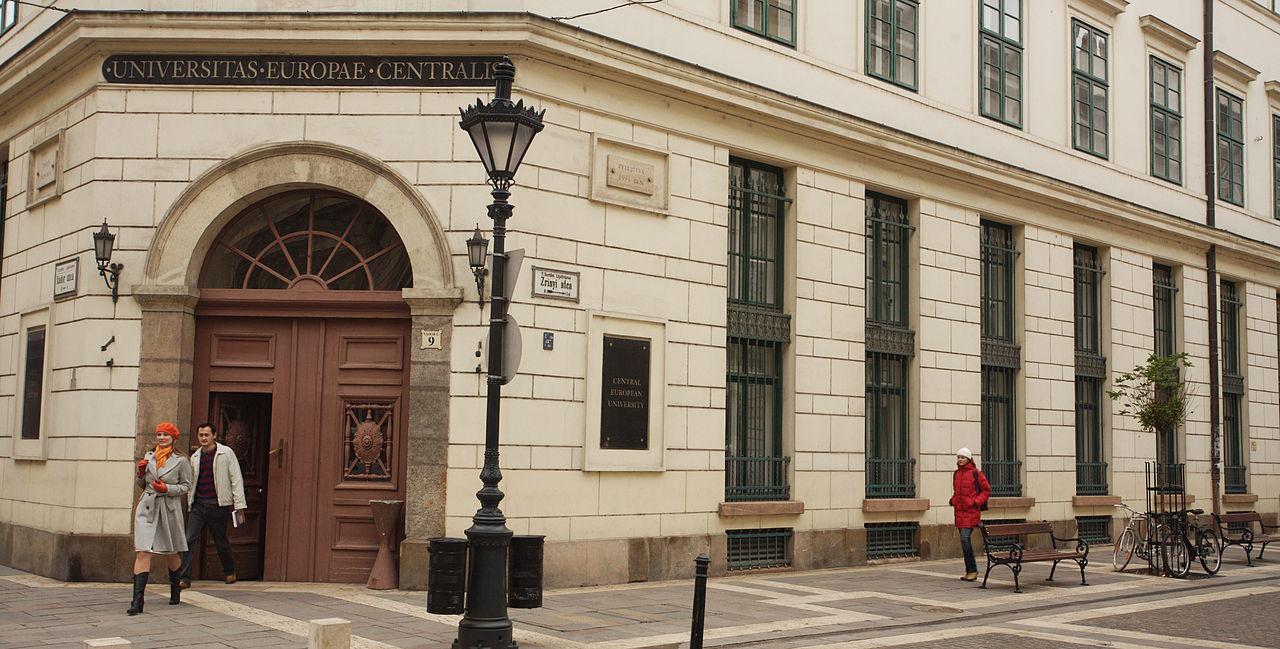 Будапешт, вход в Центрально-Европейский университет. [(cc) Gphgrd01]